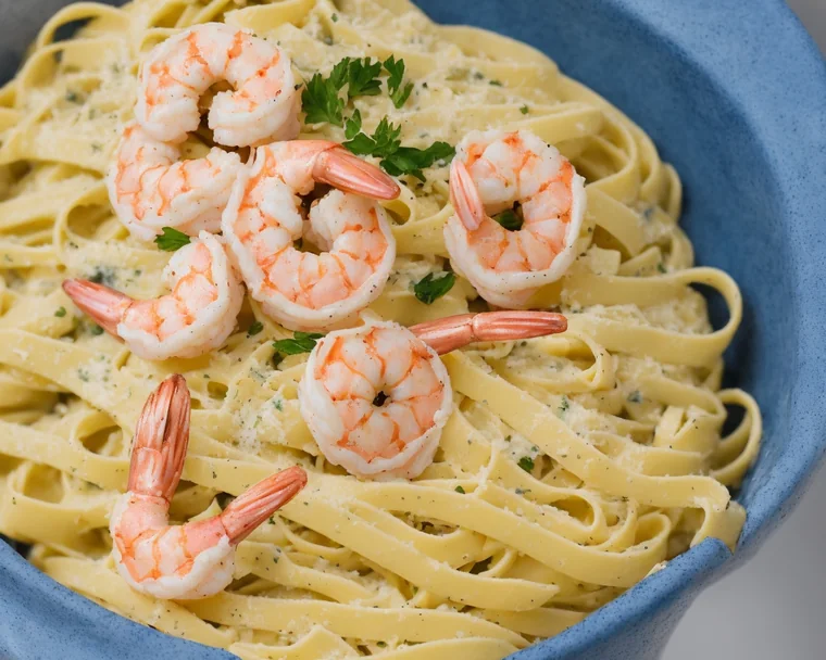 Fettuccine cremoso con camarón